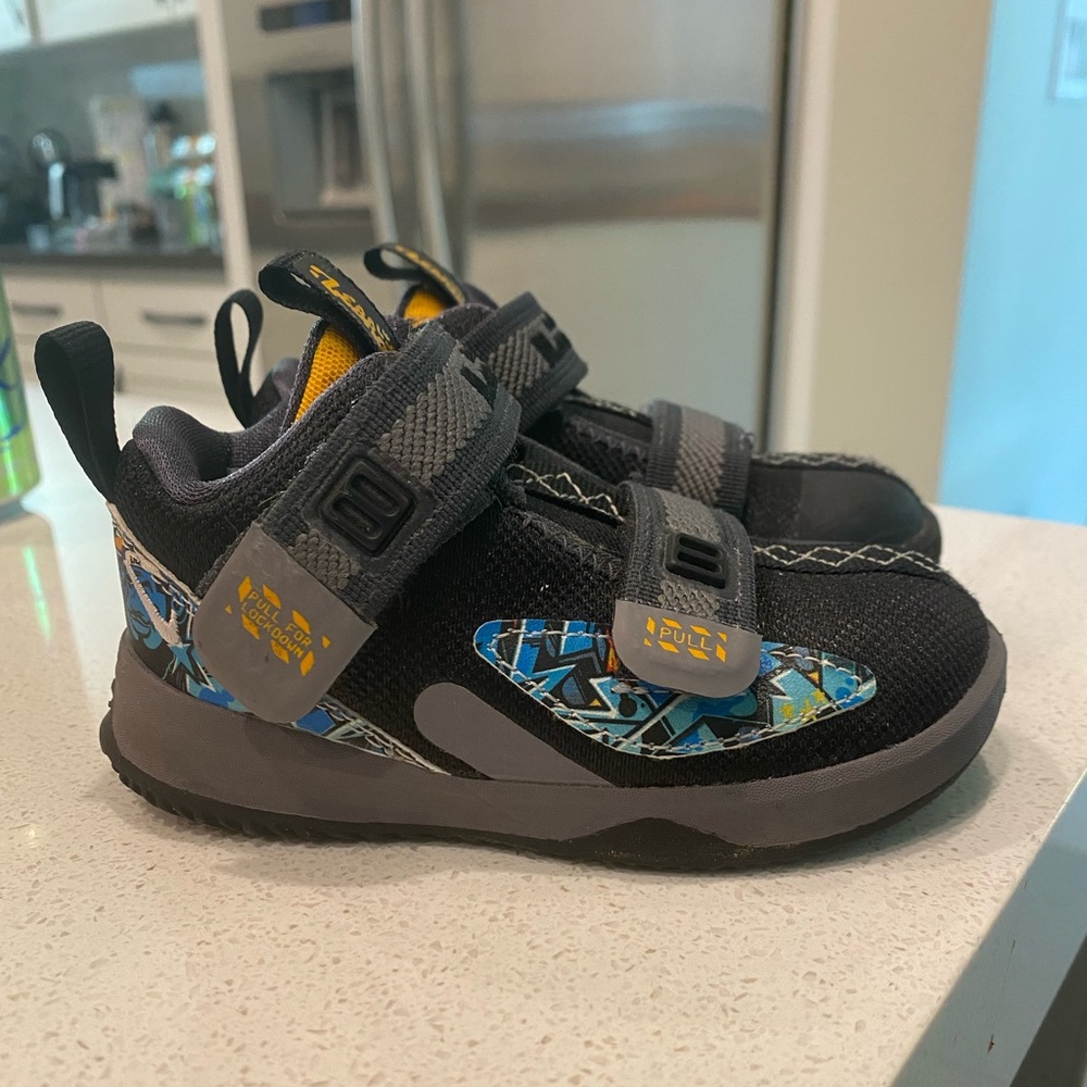 Nike Lebron Soldier XIII Size 6C